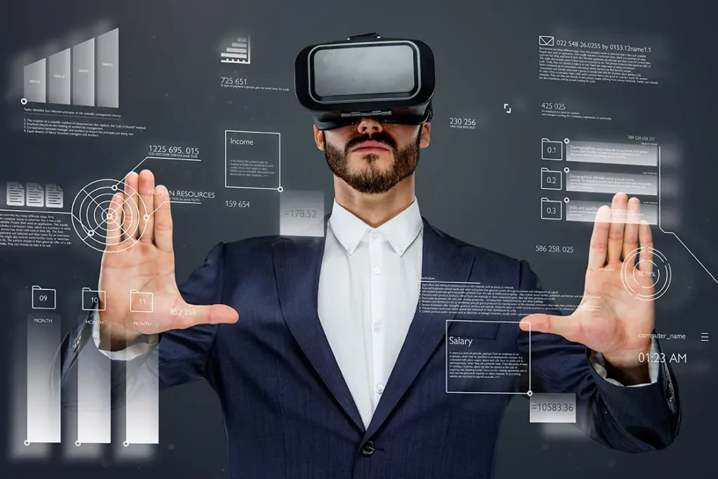 Homem de terno preto utilizando óculos de realidade virtual realizando movimentos com as mãos, manipulando imagens ao seu redor.