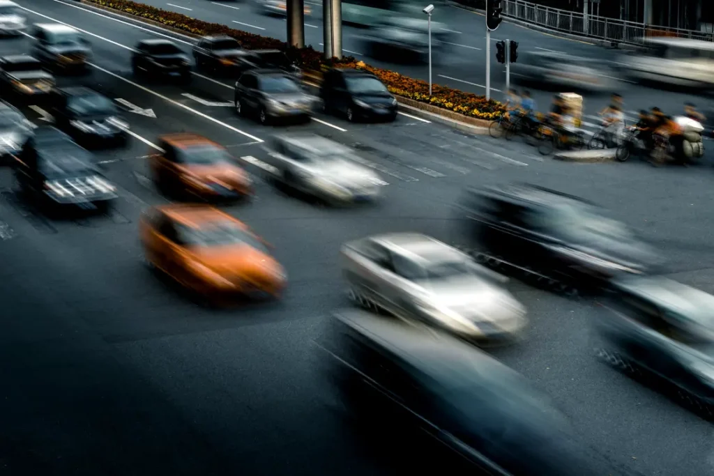 Carros em alta velocidade em uma avenida