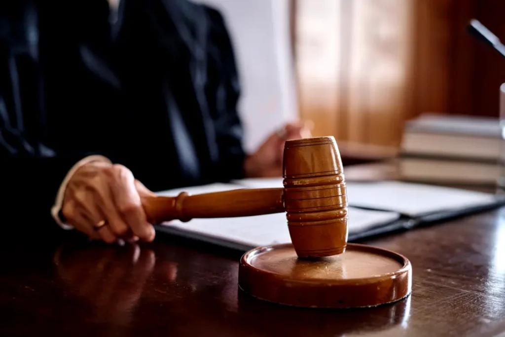 Juiz da suprema corte batendo o martelo em tribuna;