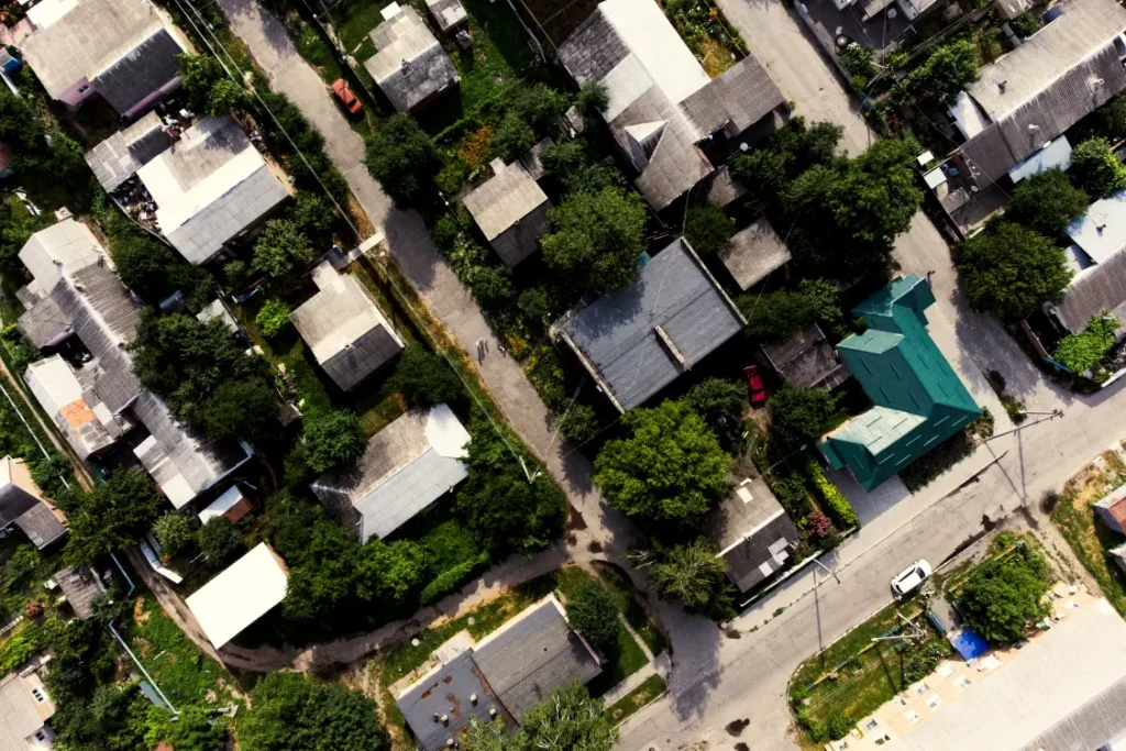 Vista aérea de bairro urbano, com casas, ruas e árvores
