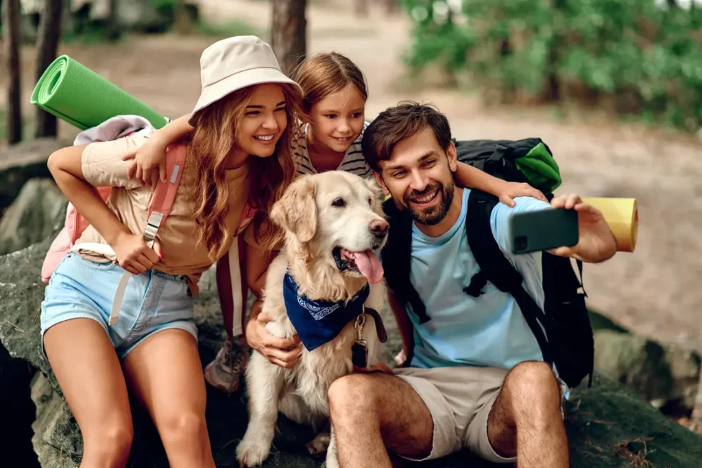 Família em férias fazendo foto com equipamentos de camping
