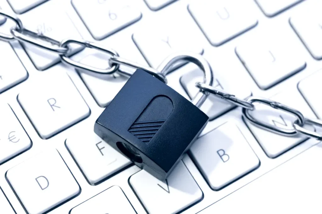 cadeado com corrente sobre um teclado de computador