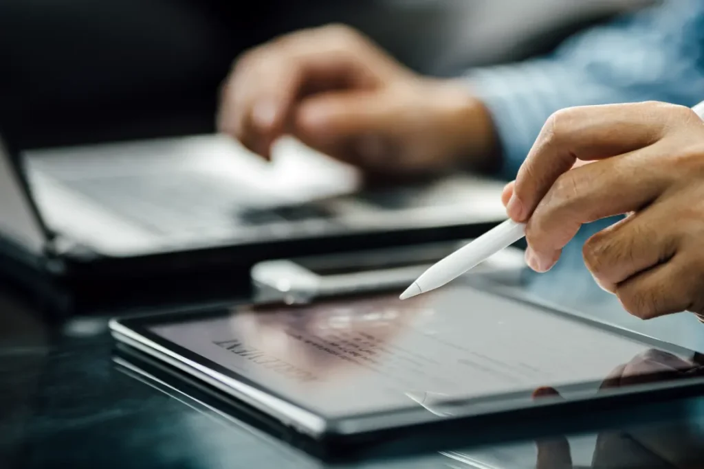 Mão de empresário usando um tablet com caneta
