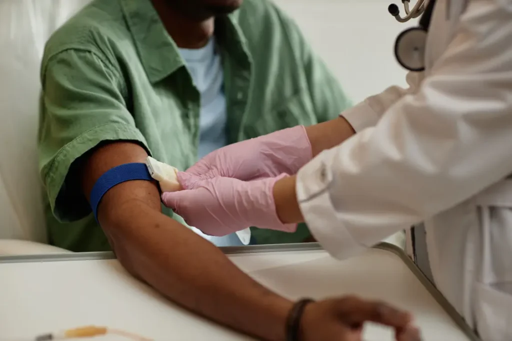 Médica fazendo aferição de presão arterial em paciente