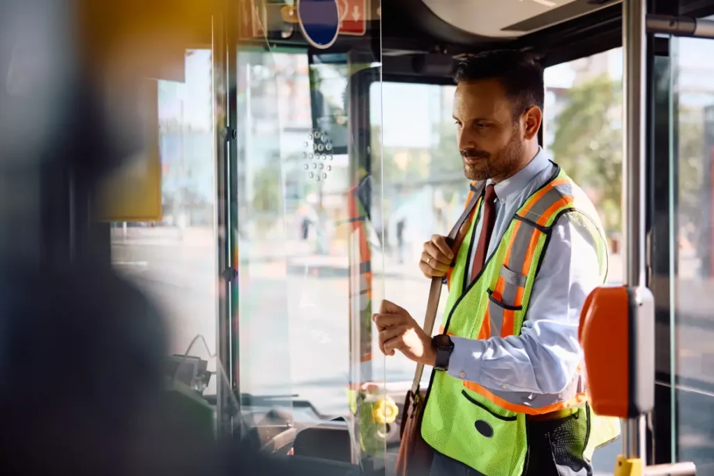 Homem uniformizado entrando em um ônibus