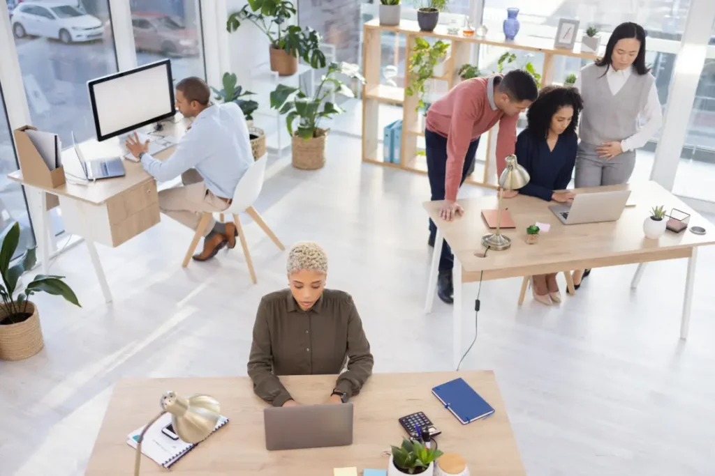ambiente de trabalho corporativo com trabalhadores sentados em suas estações